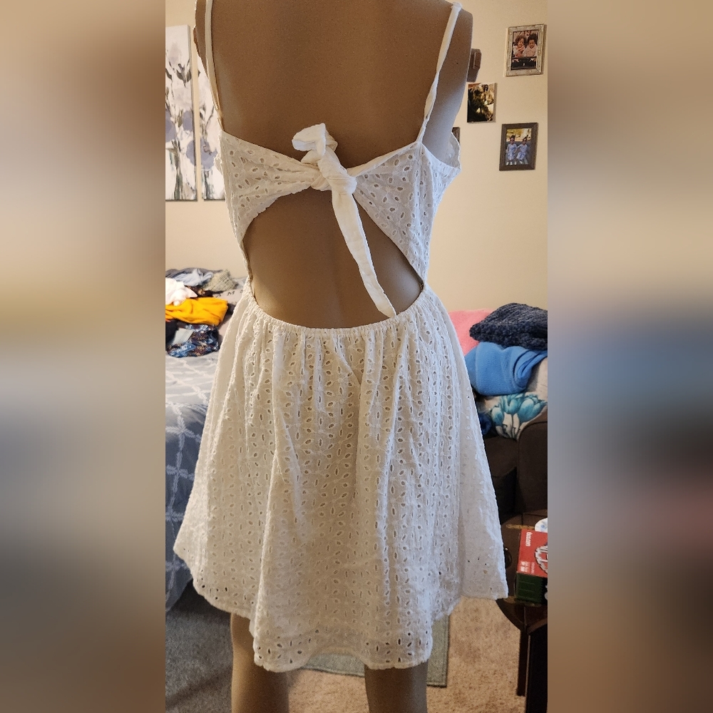 Elegant White Eyelet Dress - Picture 2 of 3